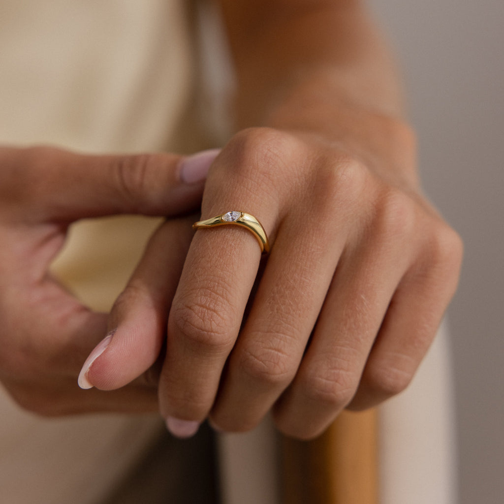 Zen Gemstone Curve Ring
