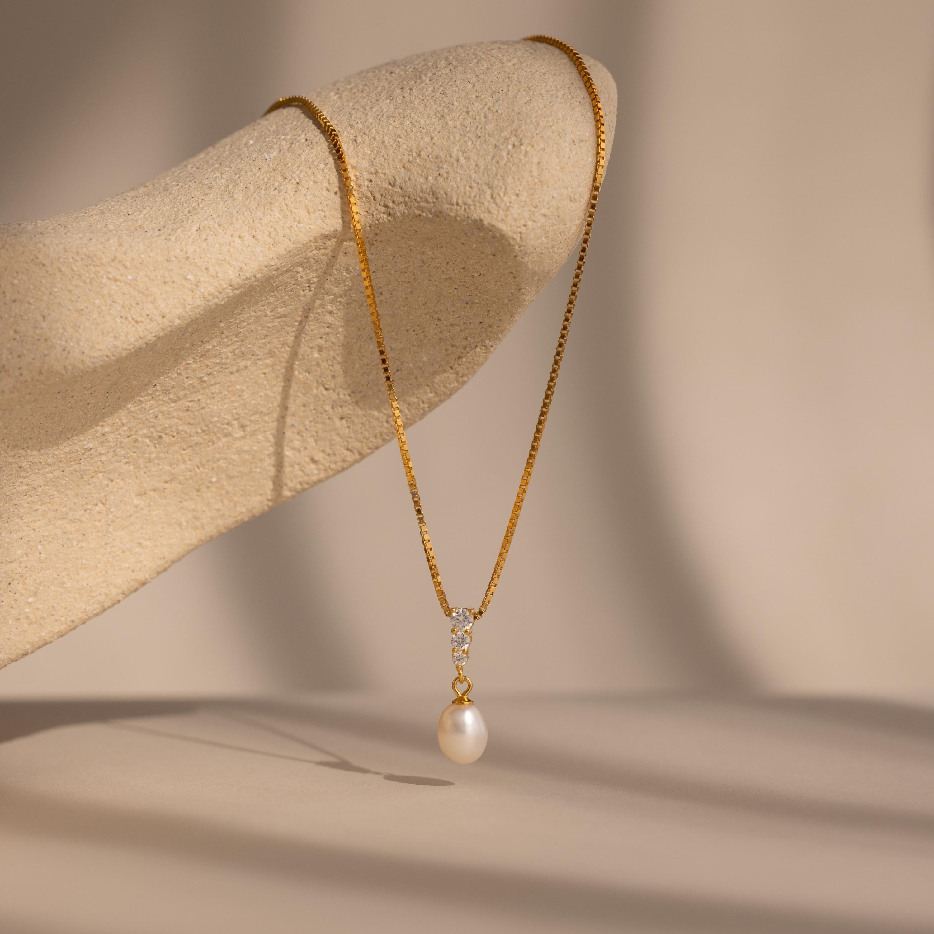 Diamond Pearl Droplet Necklace